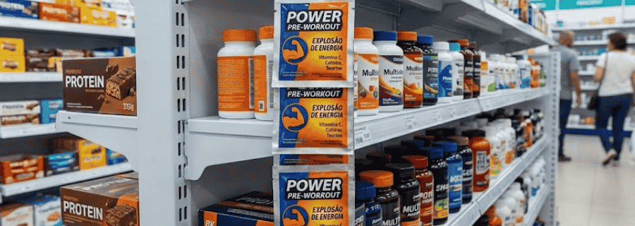 Qual é o benefício do uso de clip strips em farmácias conforme o texto?