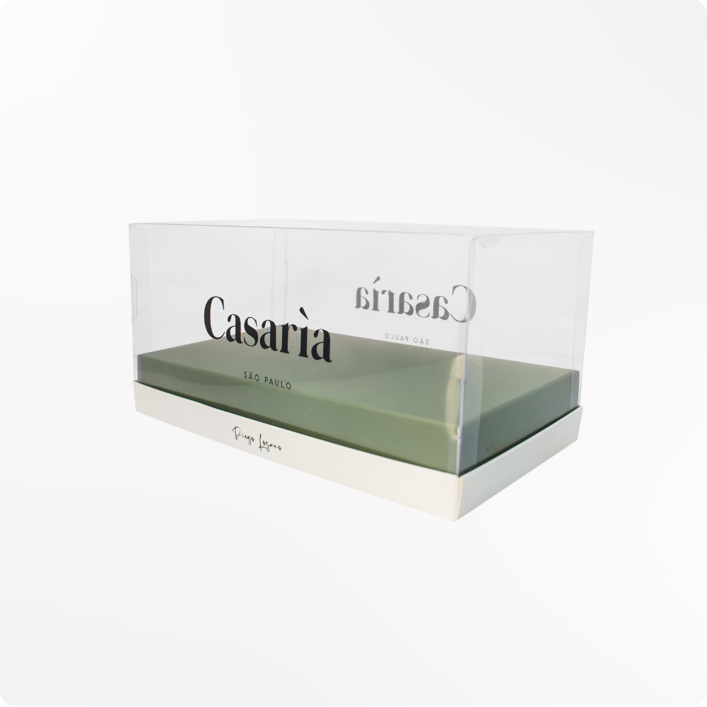 Caixa personalizada para confeitaria Casarìa com tampa transparente, base creme e bandeja verde produzida pela RM2 Holding
