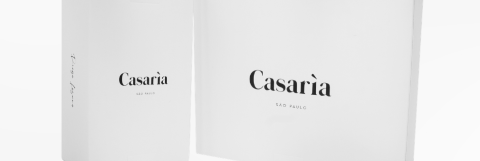 Cartucho vertical e caixa horizontal Casarìa em papel branco com logotipo em preto