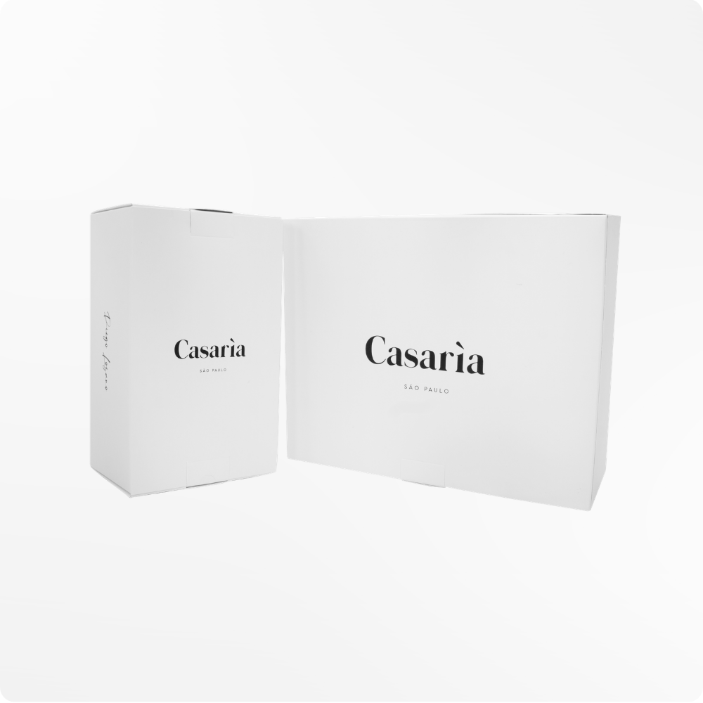 Cartucho vertical e caixa horizontal Casarìa em papel branco com logotipo em preto