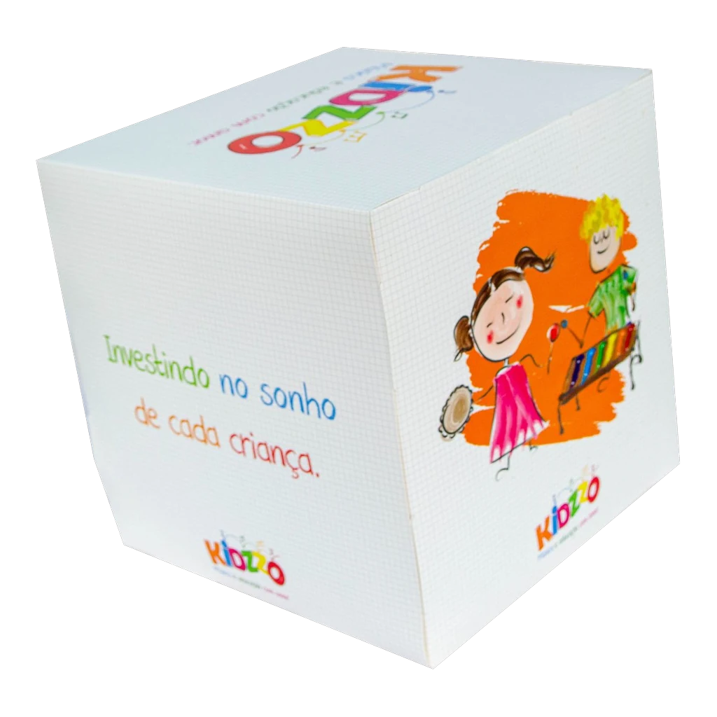 Cubo promocional Kidzzo com a frase Investindo no sonho de cada criança e ilustração de crianças tocando instrumentos