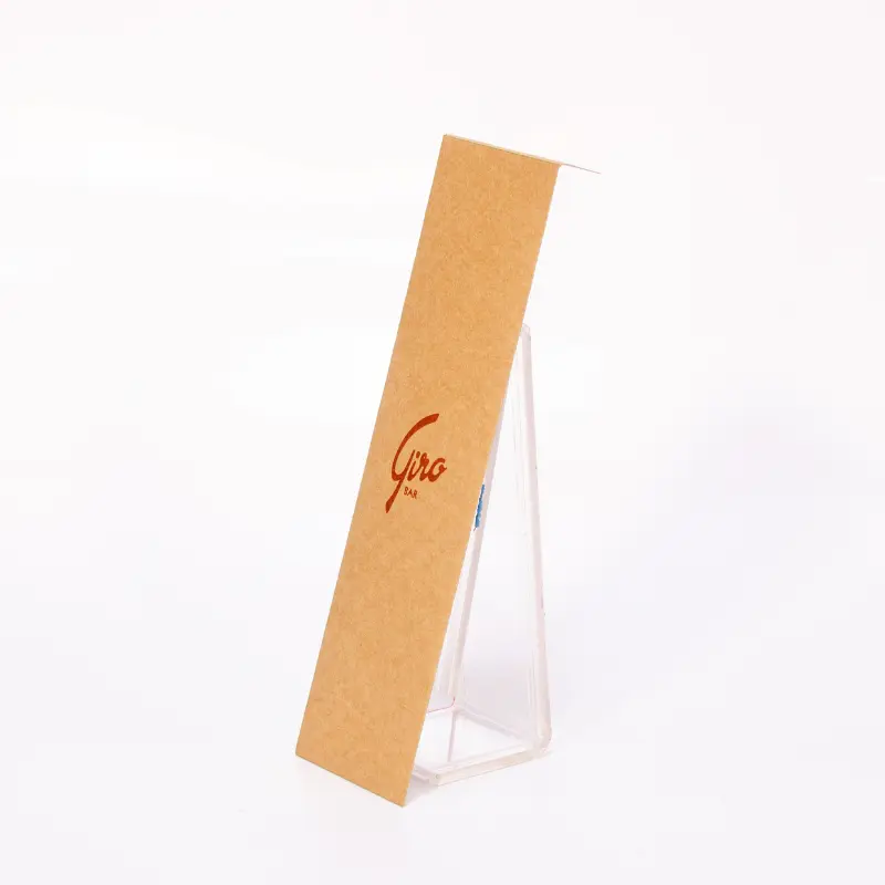 Porta talher personalizado Giro Bar em kraft com logotipo em vermelho terracota