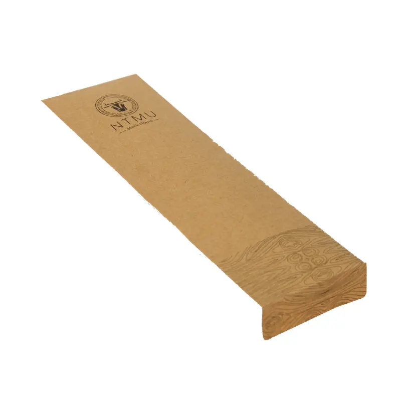 Porta talher personalizado NTMU Steak House em kraft com ilustração de veios de madeira na dobra