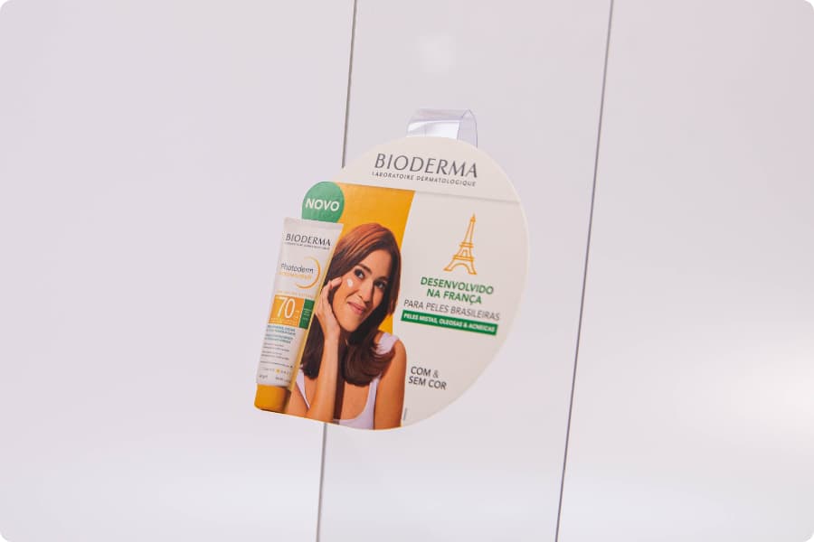 Placa para display Bioderma Photoderm Antioleosidade FPS 70 com escala de cores, produzida pela RM2 Holding