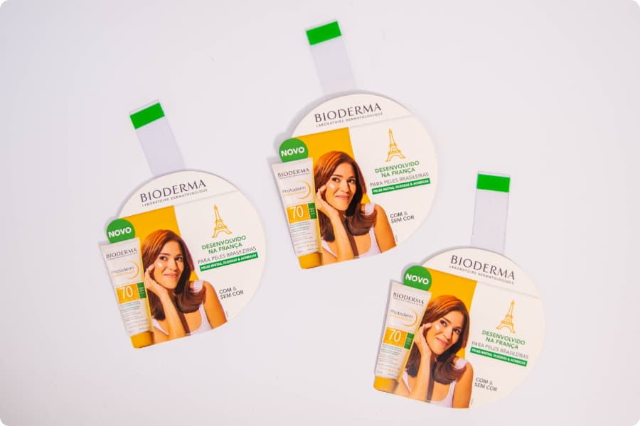 Wobbler para dermocosméticos Bioderma Photoderm Antioleosidade FPS 70 com corte especial, produzido pela RM2 Holding