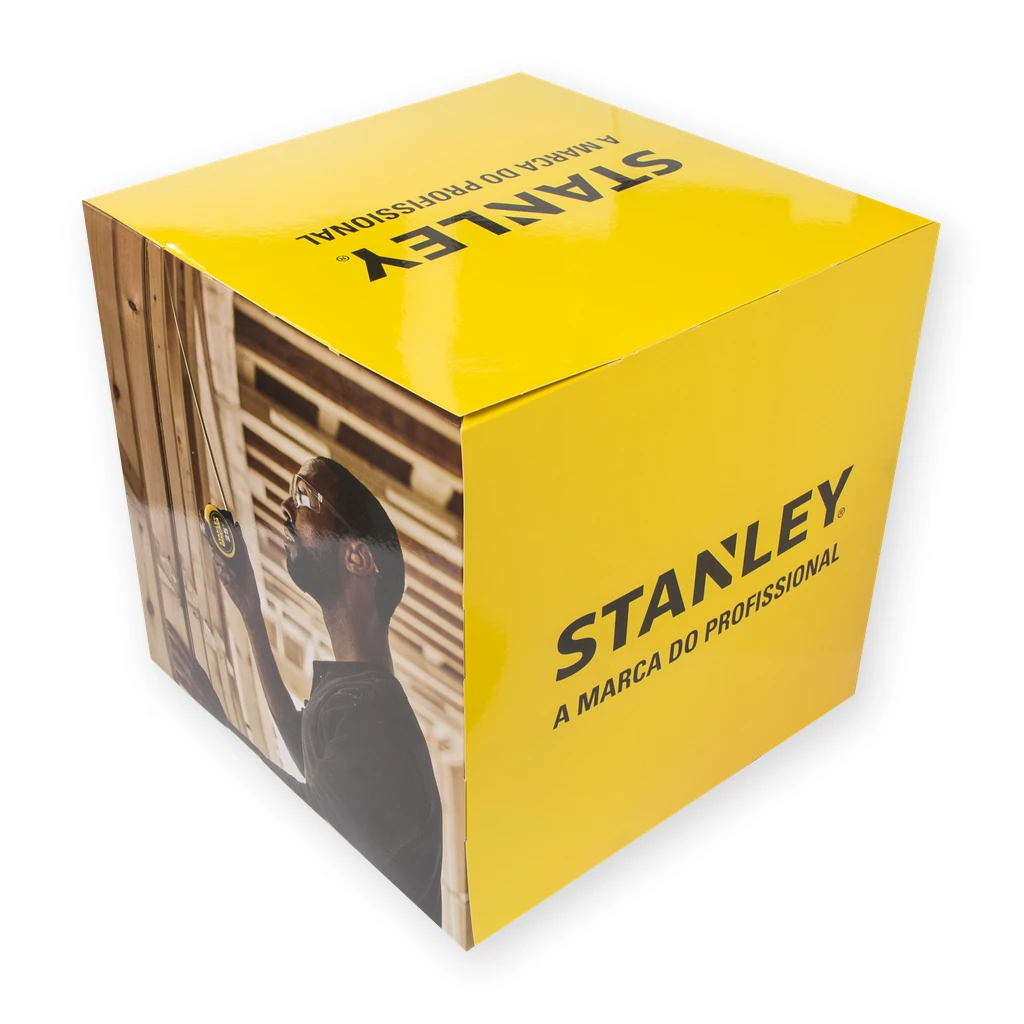 Cubo promocional personalizado Stanley impresso pela RM2 com face amarela, logotipo e foto de profissional medindo com trena